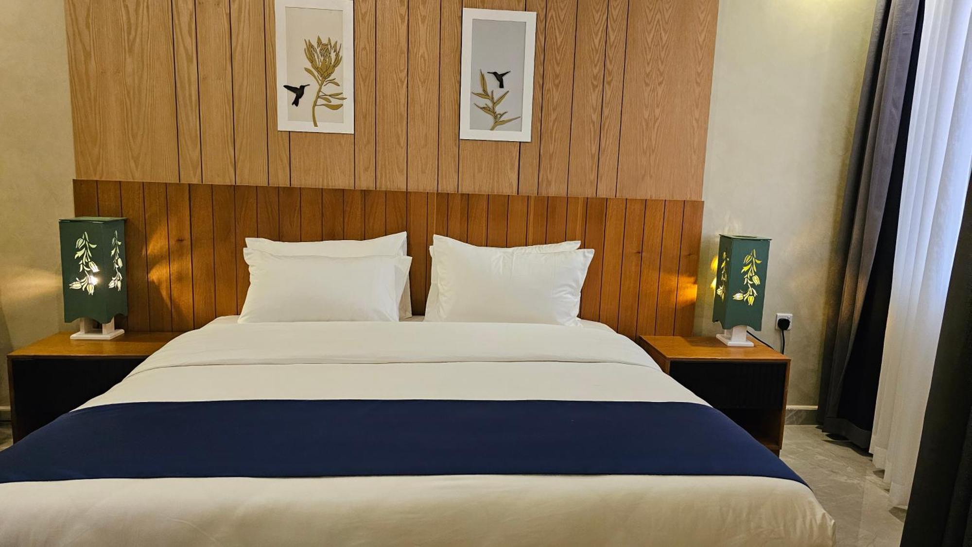 Grik Hotel - Entebbe Extérieur photo