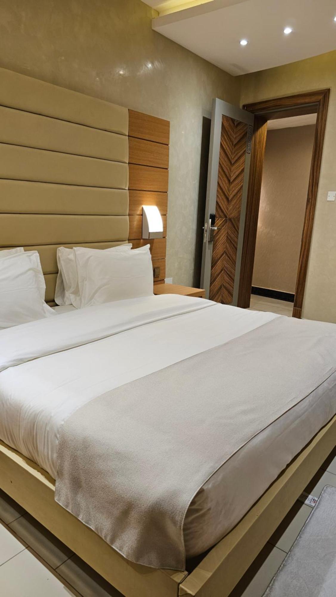 Grik Hotel - Entebbe Extérieur photo