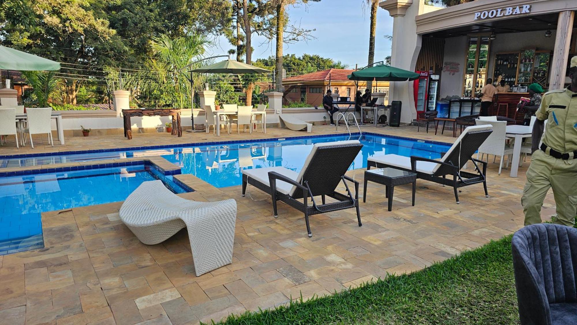 Grik Hotel - Entebbe Extérieur photo