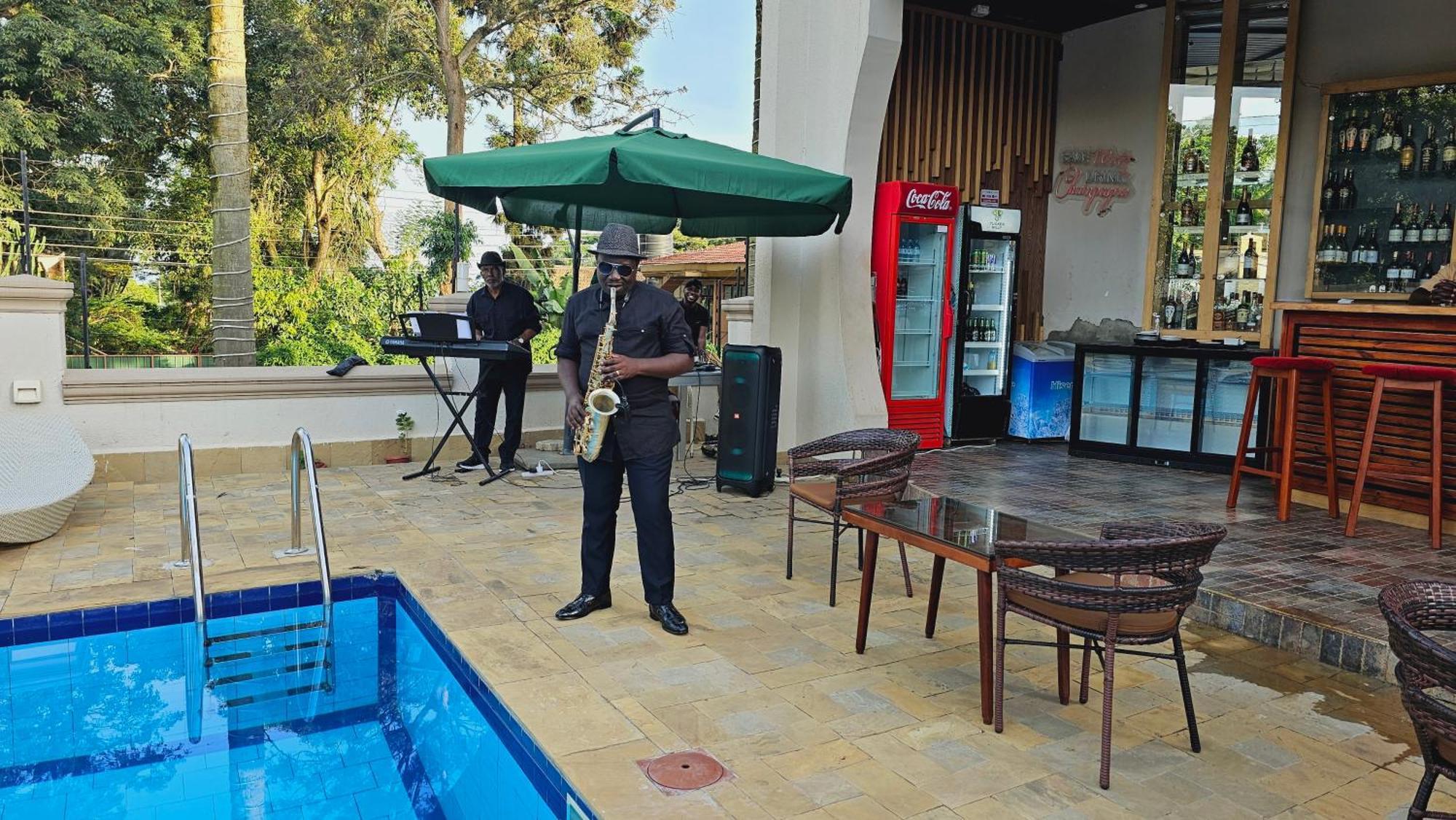 Grik Hotel - Entebbe Extérieur photo